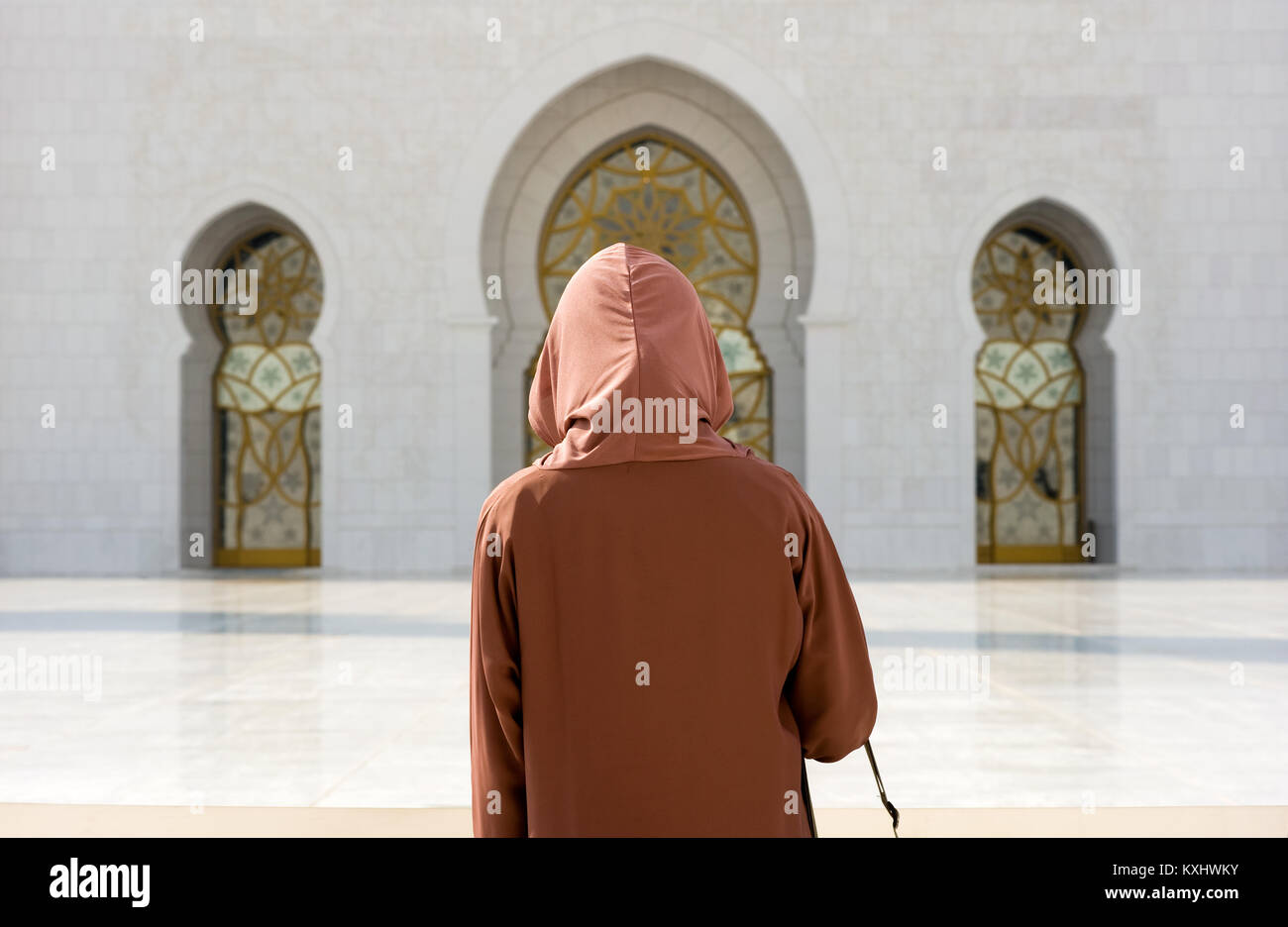 ABU DHABI, Emirati Arabi Uniti - Dic 28, 2017: una velata muslima donna nella Moschea Sheikh Zayed di Abu Dhabi. Si tratta della più grande moschea del countr Foto Stock