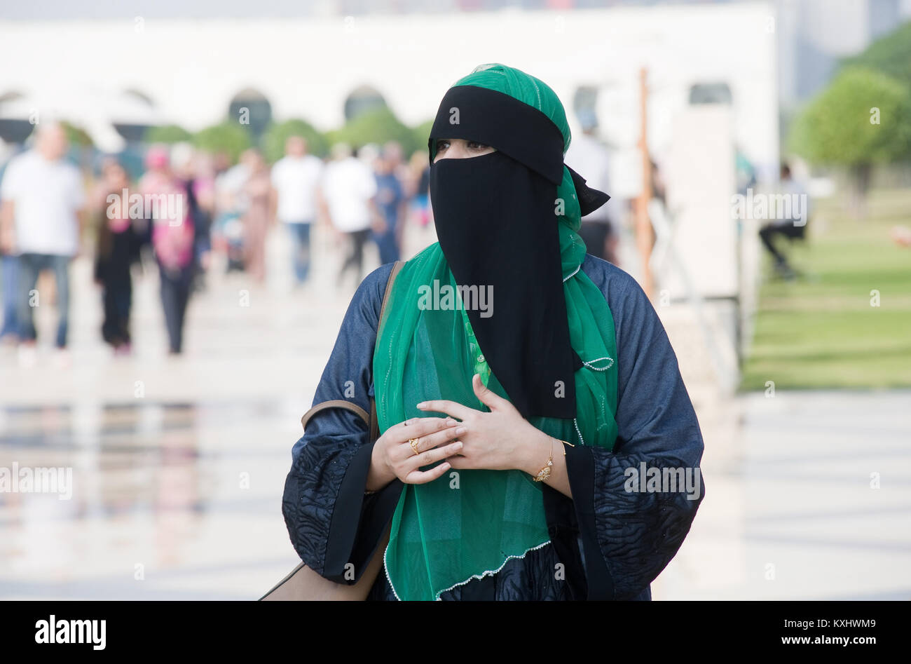 ABU DHABI, Emirati Arabi Uniti - Dic 28, 2017: una velata muslima donna al di fuori della Moschea Sheikh Zayed di Abu Dhabi. Foto Stock