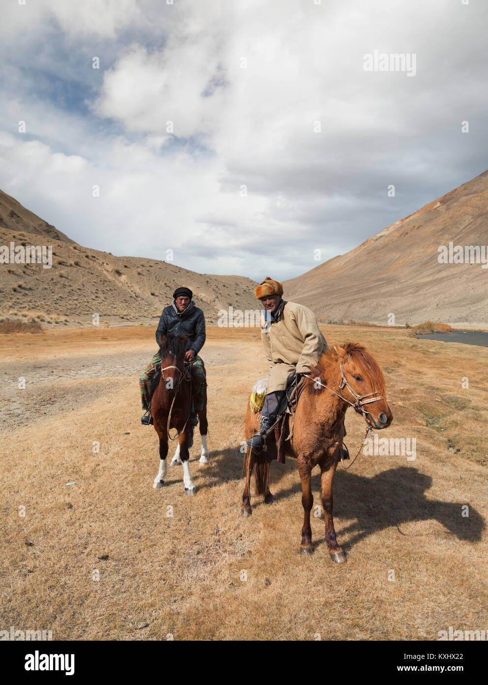Il mongolo cavalieri appoggiato accanto al fiume montagna Mongolia inverno Foto Stock