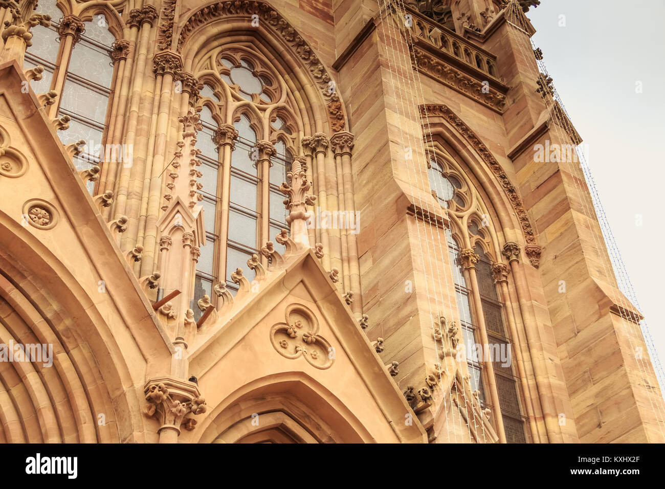 Dettagli architettonici della facciata della chiesa di Saint Etienne tempio di Mulhouse, Francia Foto Stock