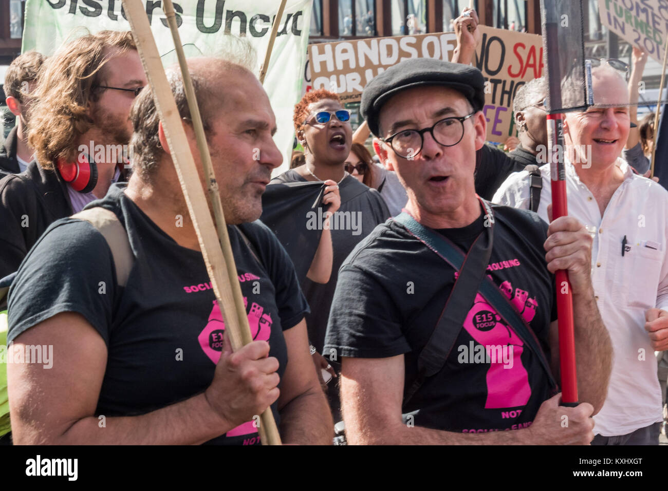 Persone marzo con il trentesimo anniversario di lesbiche e gay supportano i minatori banner sulla marzo a Stratford. Foto Stock