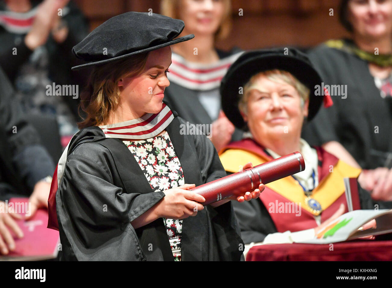 Paralympian Ellie Simmonds riceve la laurea honoris causa dalla Università di Swansea durante la cerimonia di consegna dei diplomi per il collegio di umana e scienze della salute nella grande hall dell'università. Foto Stock