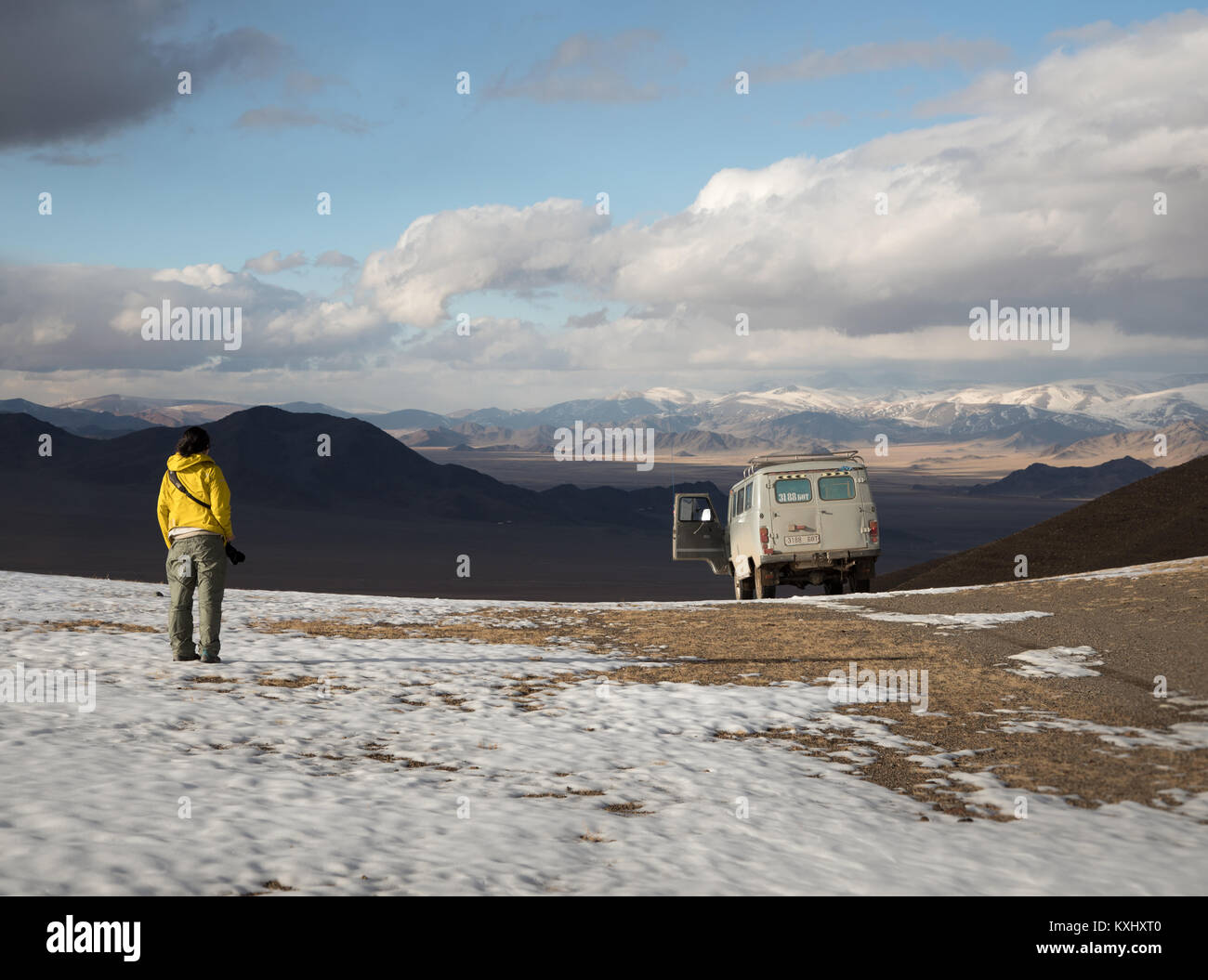 Ragazza donna guarda l'avventura campeggio camper van russo UAZ 452 Mogolian neve invernale Foto Stock