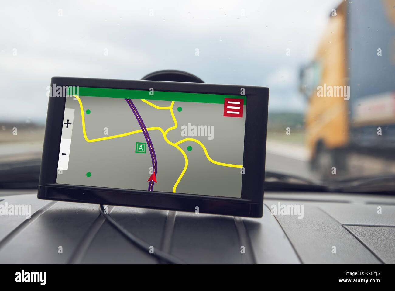 GPS (Global Positioning System) dispositivo navigatore automobilistico, aiuto e assistenza con il senso di marcia su strada Foto Stock