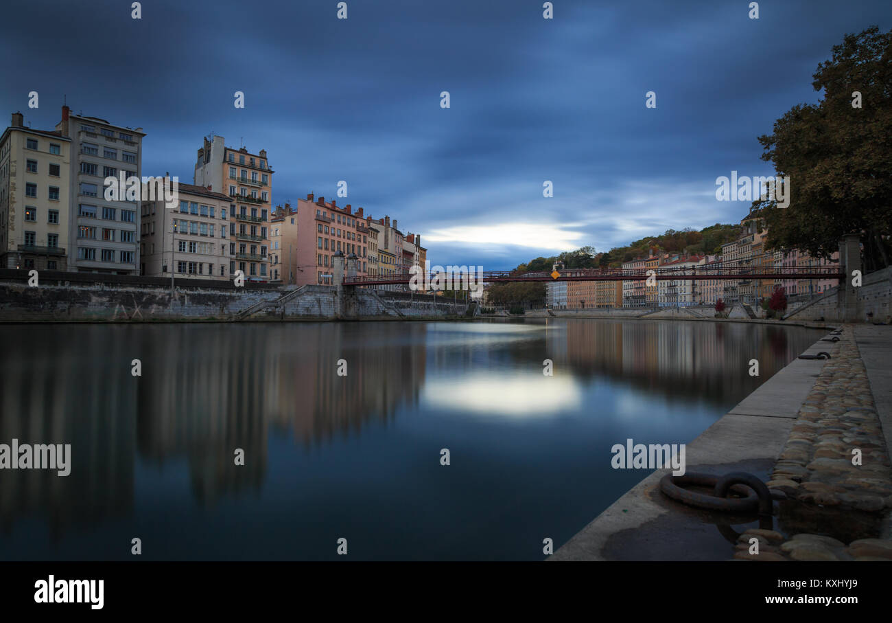 Nuvole scure sopra il fiume Saone e passerelle Saint-Vincent a Lione al tramonto. Foto Stock