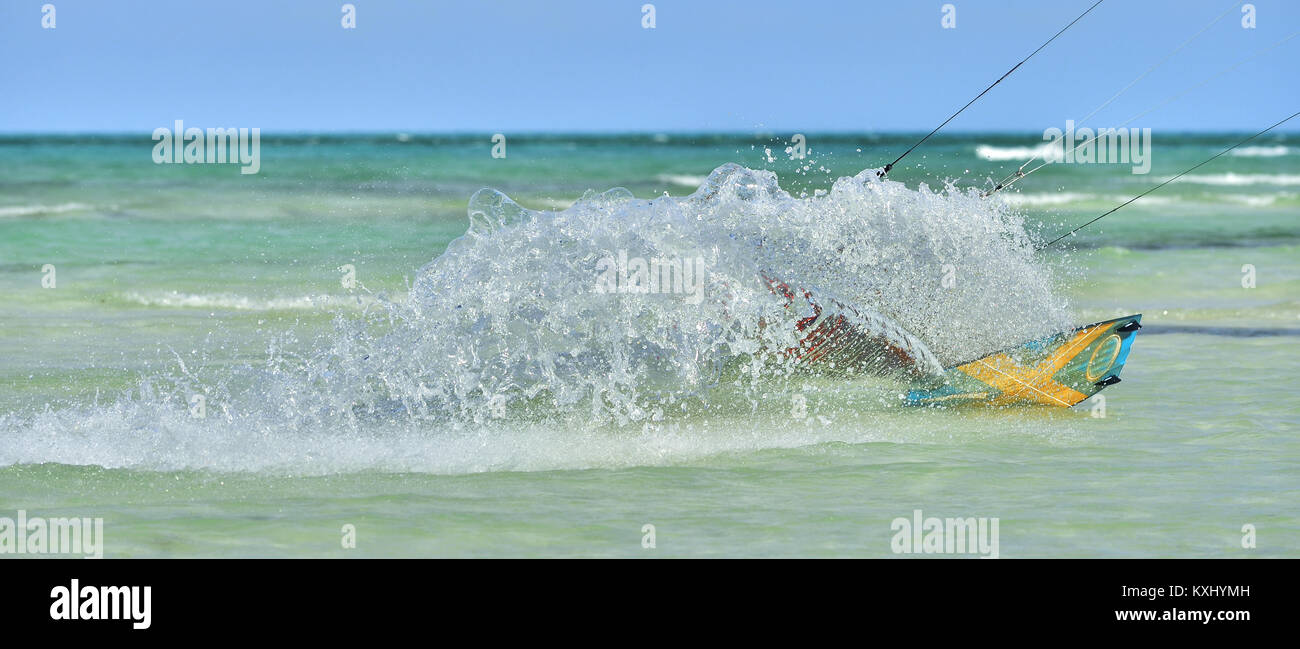 Kite Boarding, Divertimento nell'oceano, Sport Estremi Foto Stock