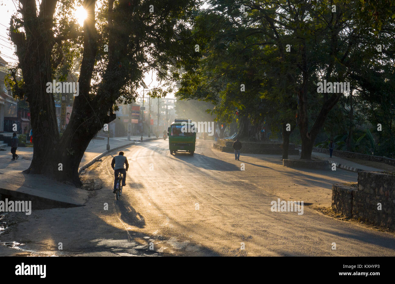 La mattina presto sul lago Phewa road, Pokhara, Nepal Foto Stock