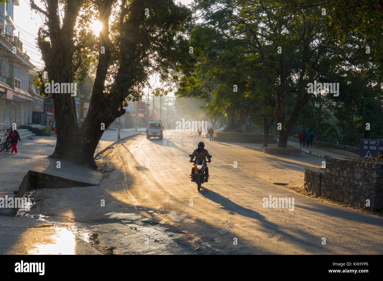 La mattina presto sul lago Phewa road, Pokhara, Nepal Foto Stock