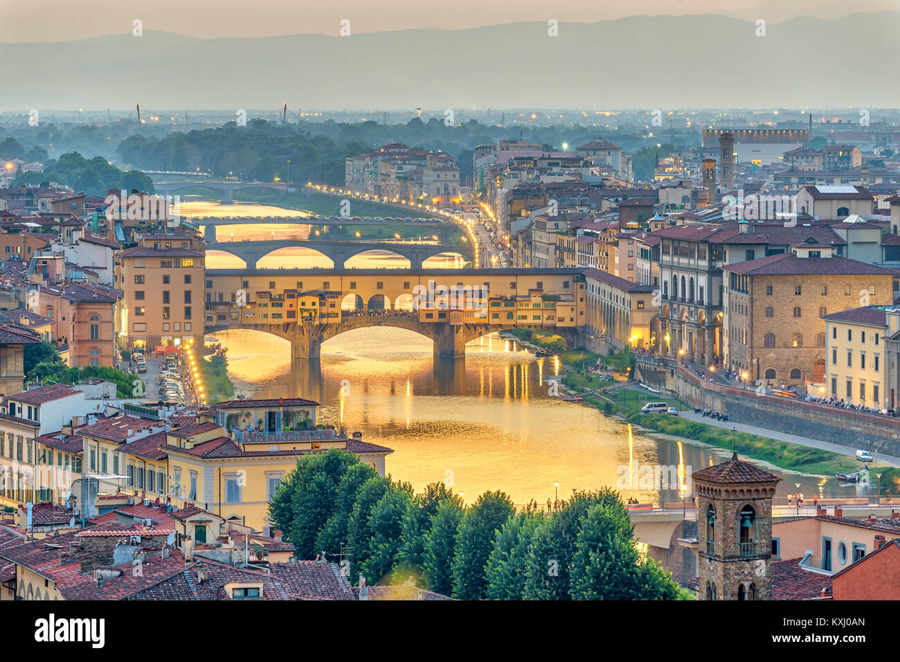 Firenze tramonto skyline della città e il Ponte Vecchio, Firenze, Italia Foto Stock