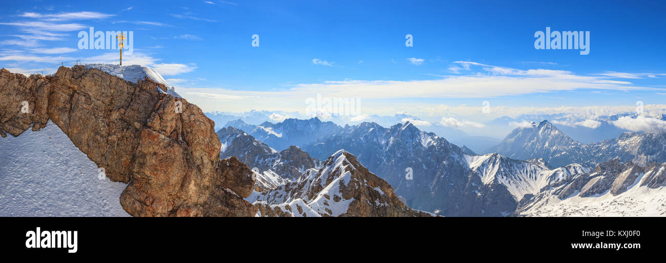 Zugspitze top della Germania panorama Alpi mountain range, Garmisch Partenkirchen, Germania Foto Stock