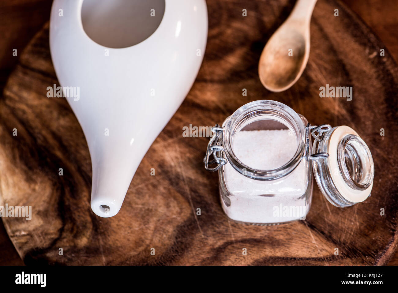 Neti pot, ayurvedico strumenti per la pulizia del naso con acqua e con acqua e sale, vista dall'alto, tavolo in legno e la scheda sullo sfondo Foto Stock