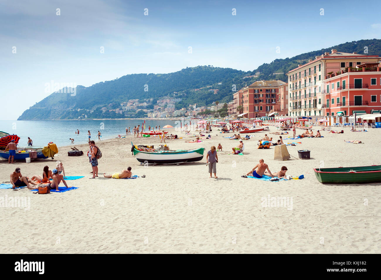 Laigueglia, Liguria, Italia - 22 Maggio 2009: le persone sole e rilassarsi su di una spiaggia di sabbia in una calda giornata estiva in Laigueglia Italia Foto Stock