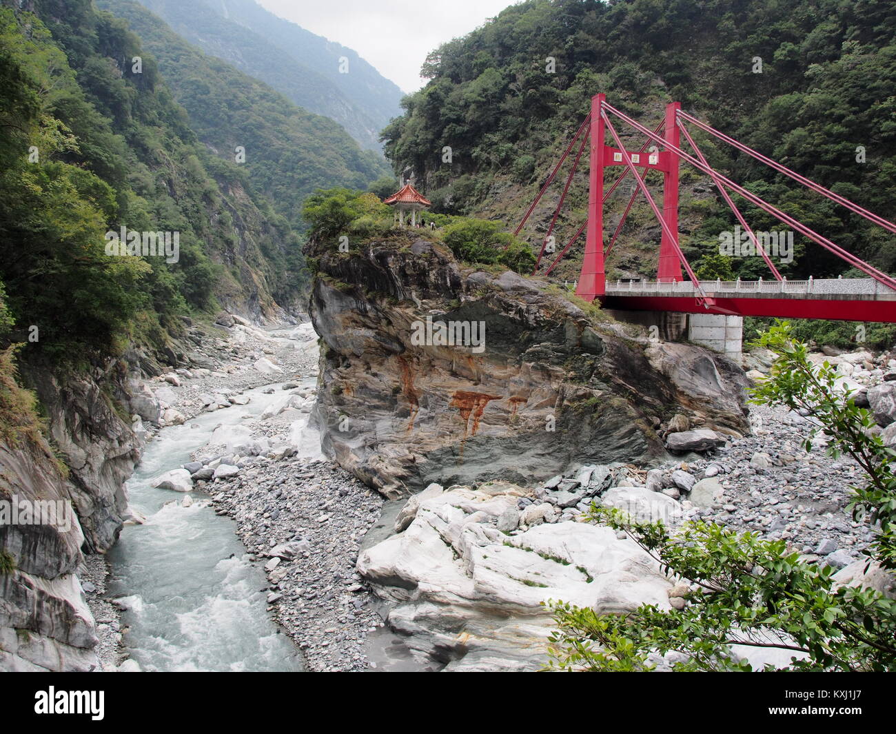 Red Cihmu ponte sopra il fiume Liwu Toroko nel Parco Nazionale di Taiwan Foto Stock