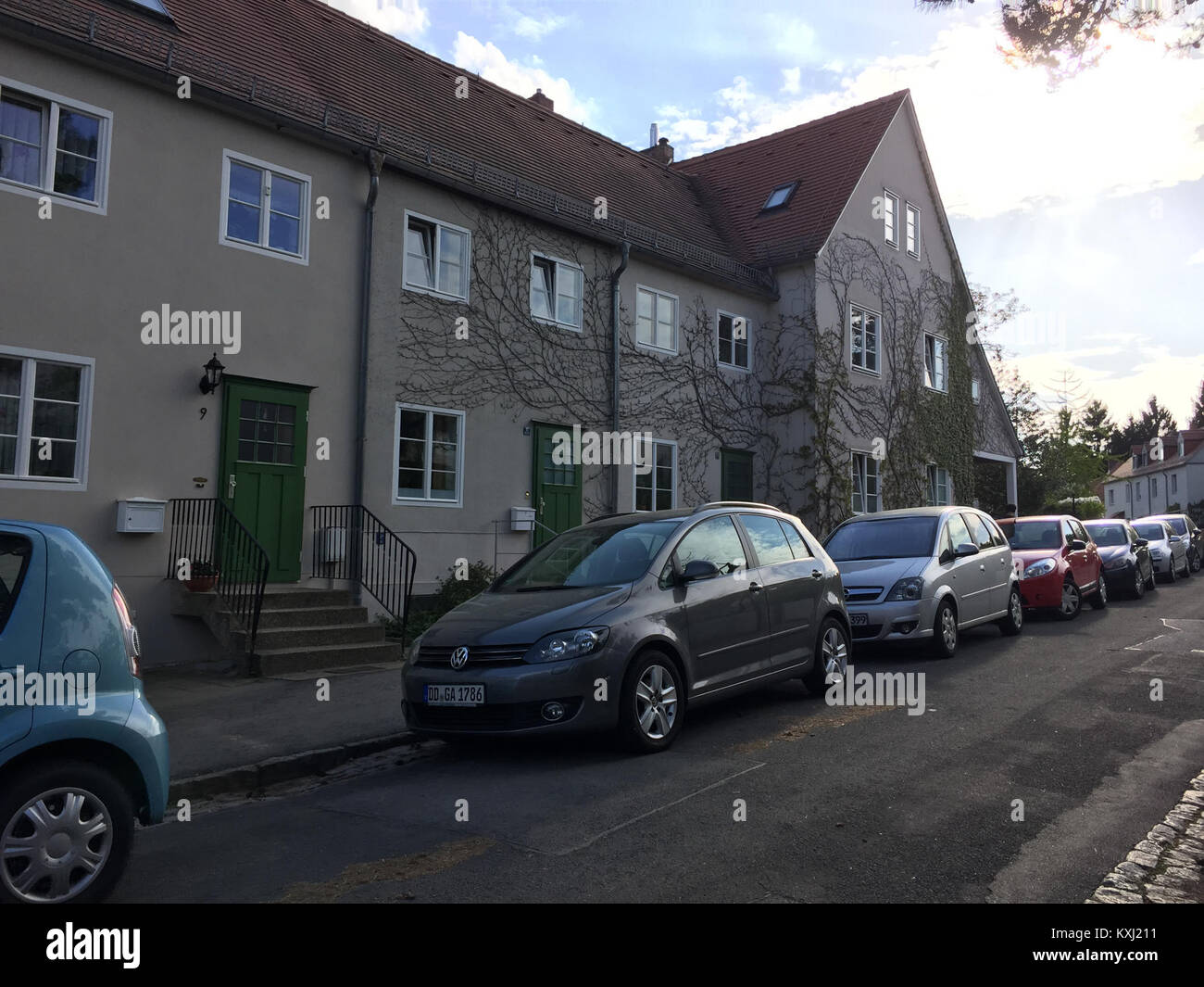 Una veduta degli edifici residenziali situati in am Schänkenberg 9-15 a Dresda Hellerau, Germania. L'area è conosciuta per la sua architettura cittadina con giardino dei primi anni del XX secolo e per lo sviluppo urbano pianificato. Foto Stock