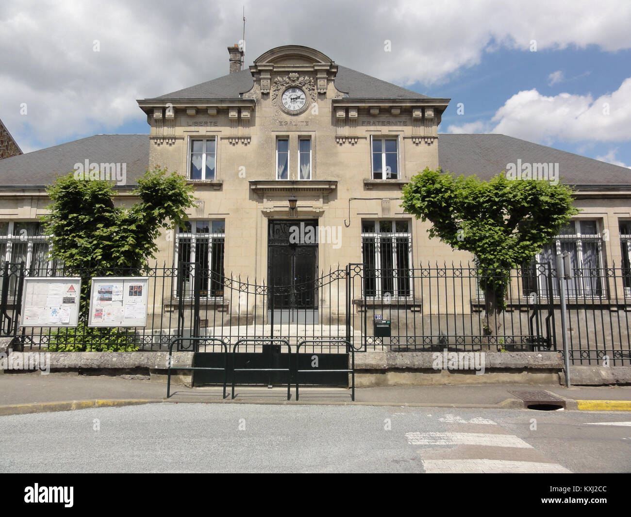 L'école Ambleny (Aisne) si riferisce a una scuola storica di Ambleny, Aisne, Francia, che riflette le pratiche educative e la storia istituzionale locale. Foto Stock