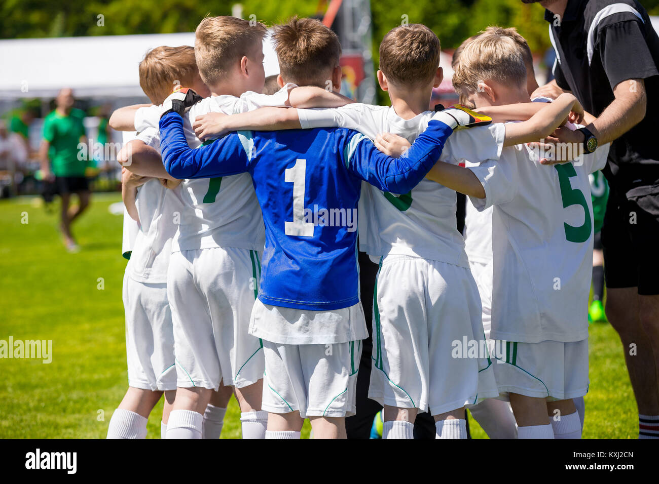 Calcio giovani giocatori di calcio in abbigliamento sportivo. Pullman per  motivare i ragazzi nel mondo dello sport. Youth Sports Team con allenatore  di calcio. Pep parla con pullman Foto stock - Alamy