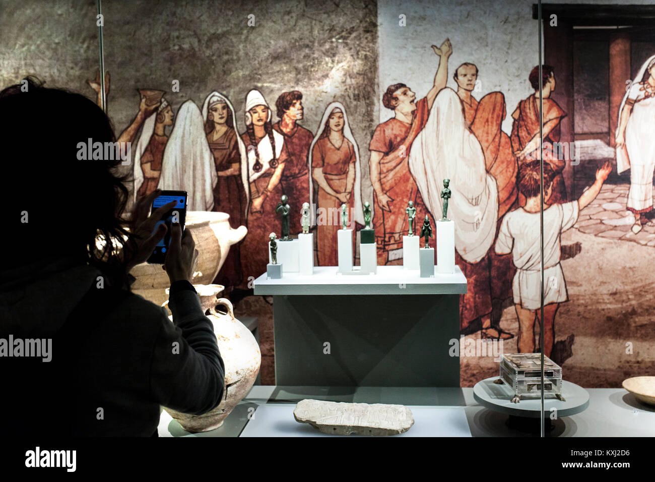 Jaen, Spagna - Dicembre 29th, 2017: Donna utilizzando un museo mobile app. Jaen Museo iberica Foto Stock