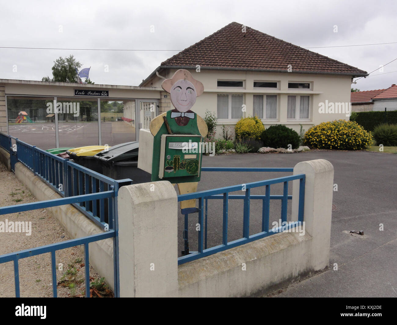 L'École Pasteur di Belleu, Aisne, in Francia, è una scuola elementare che serve la comunità locale. L'edificio riflette l'architettura educativa francese contemporanea e il design della scuola pubblica. Foto Stock