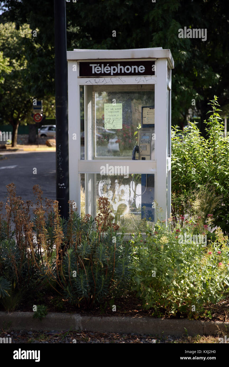 La frase "poco più di 20 anni, e già una reliquia" commenta il ritmo del cambiamento tecnologico o culturale, evidenziando quanto rapidamente i progressi moderni diventino manufatti storici. Foto Stock