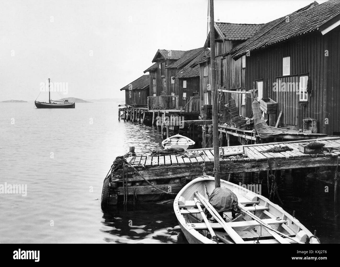 Una scena costiera da Bleket sull'isola di Tjörn a Bohuslän, Svezia, raffigurante le tradizionali case sul mare svedesi e la costa rocciosa tipica della costa occidentale. Foto Stock
