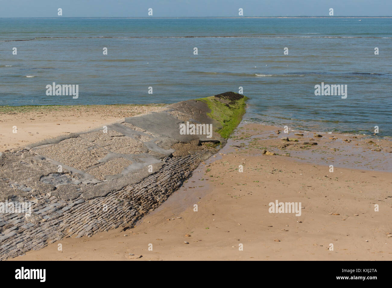 Questa immagine cattura la spiaggia di Sainte-Marie-de-Ré a Charente-Maritime, in Francia, mostrando la costa atlantica e l'ambiente marino naturale tipico della regione. Foto Stock