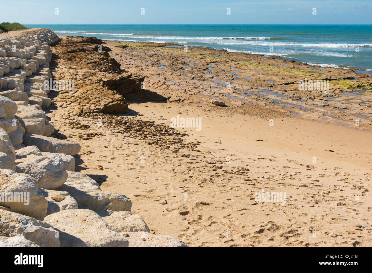 La fotografia mostra una spiaggia a Les Portes‑en‑Ré sull'Île de Ré, Charente-Maritime, Francia, scattata il 4 agosto 2015 e che mostra sabbia fine, costa bassa marea e infrastrutture per il tempo libero in un ambiente di vacanza costiero. :ContentReference[oaicite:10]{index=10} Foto Stock