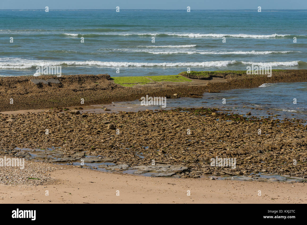 Spiaggia di Sainte-Marie-de-Ré a Charente-Maritime, Francia, con vista sul paesaggio costiero, sulla spiaggia sabbiosa e sull'Oceano Atlantico. Foto Stock