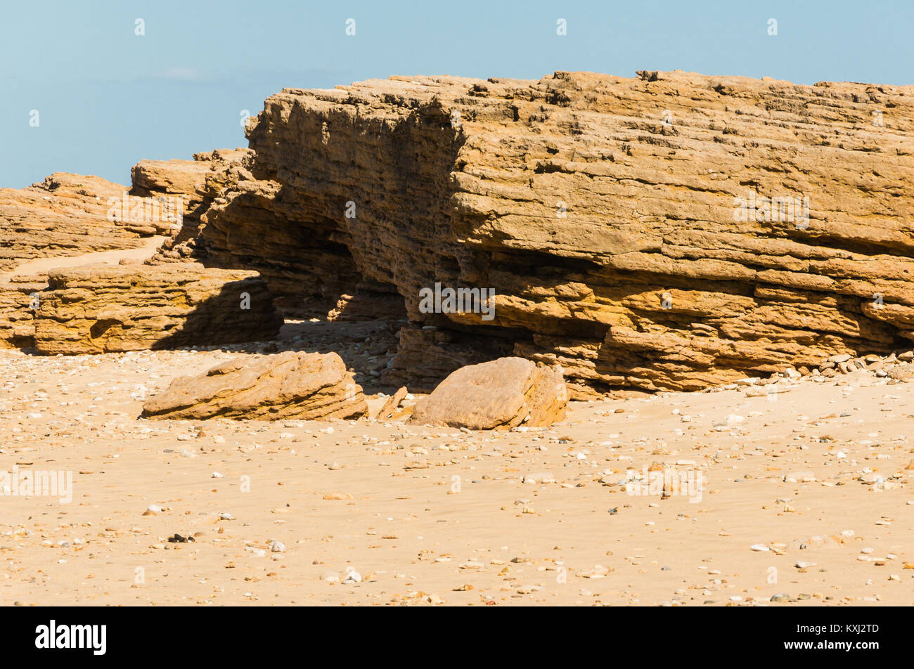 Fotografia che mostra l'erosione costiera a Les-Portes-en-Ré sull'isola di Ré, Charente-Maritime, Francia, che illustra il ritiro naturale della costa causato da onde, maree e condizioni meteorologiche. Foto Stock