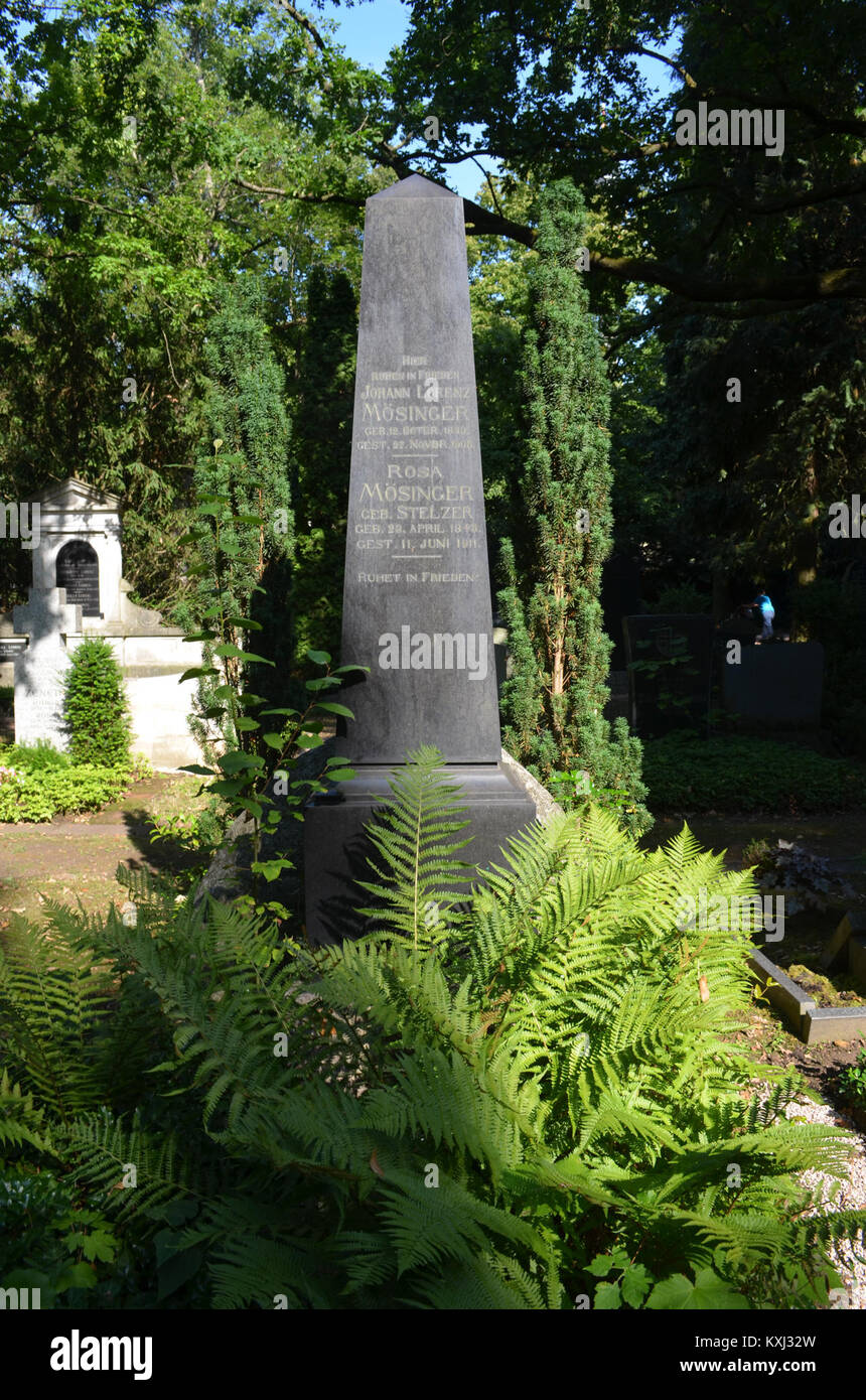 Questa voce descrive in dettaglio una tomba nel nuovo cimitero di Bockenheim, con una lapide per una persona di nome M. Singer. La tomba fa parte dei registri storici di sepoltura del cimitero. Foto Stock