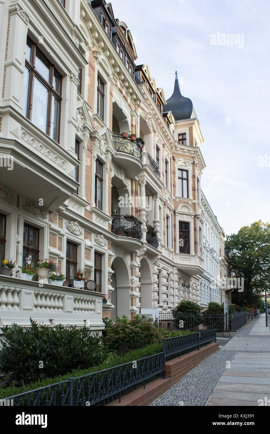 Augustastraße 3-4 a Görlitz ospita edifici storici che mostrano la ricca eredità architettonica della città. Le strutture riflettono lo stile architettonico e il significato culturale della regione durante i diversi periodi storici. Foto Stock