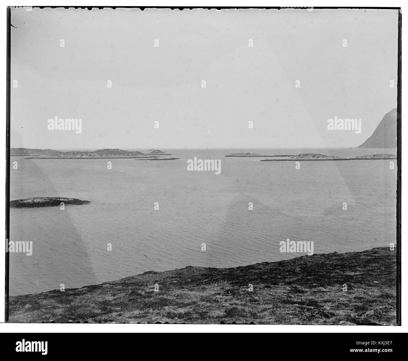 Questa fotografia cattura lo splendido paesaggio delle isole Bergsøyene nella contea di Troms, Norvegia, mettendo in evidenza la bellezza naturale della regione, tra cui la sua costa frastagliata e il lussureggiante terreno montuoso. Foto Stock