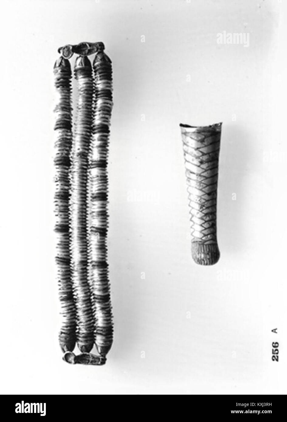 La maschera mortuaria del re Tutankhamon mostra oro, pietre semi-preziose e intricate lavorazioni artigianali, che riflettono l'antica arte reale egiziana e il simbolismo. Foto Stock