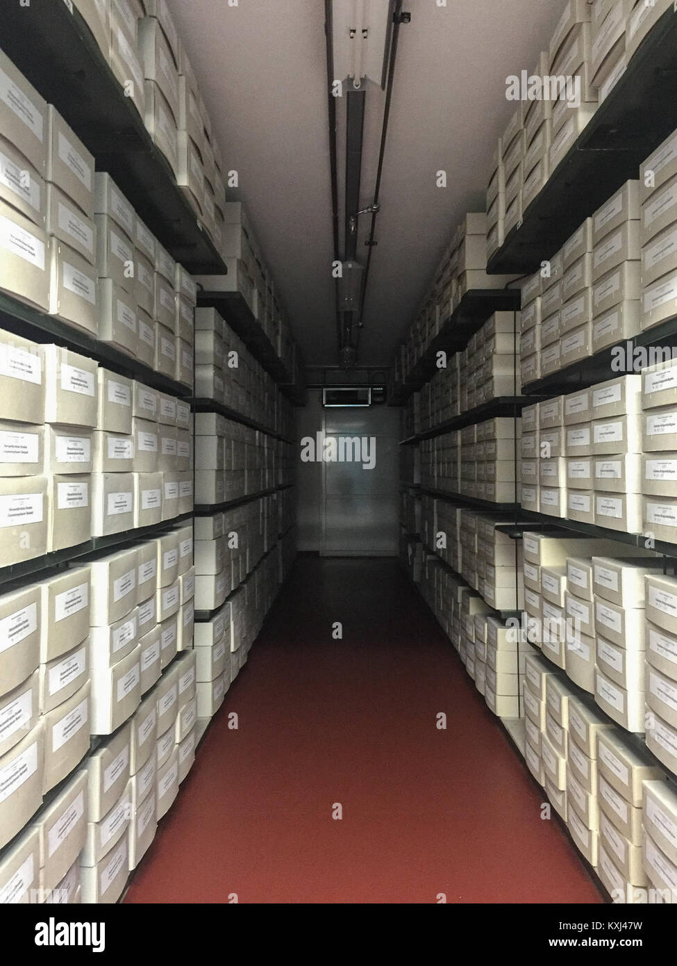 Scaffalature d'archivio presso l'Archivio di Stato sassone di Dresda, Germania, progettate per la conservazione e la conservazione di documenti storici, manoscritti e documenti. Foto Stock