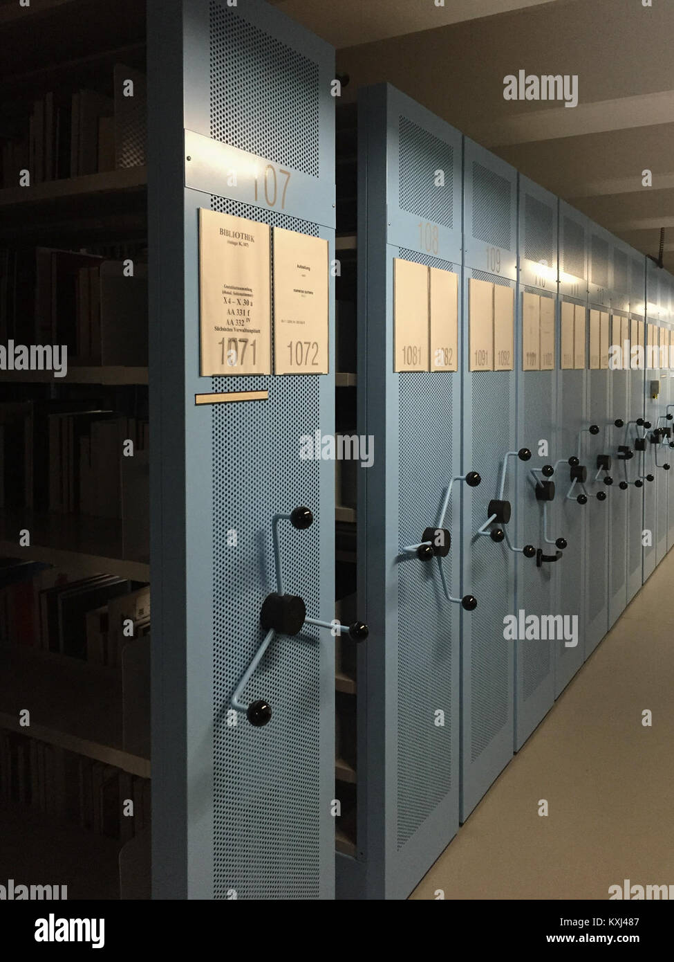 Archivio mobile nell'Archivio di Stato sassone, Dresda, Germania, utilizzato per la conservazione e la conservazione di documenti storici, manoscritti e documenti. Foto Stock