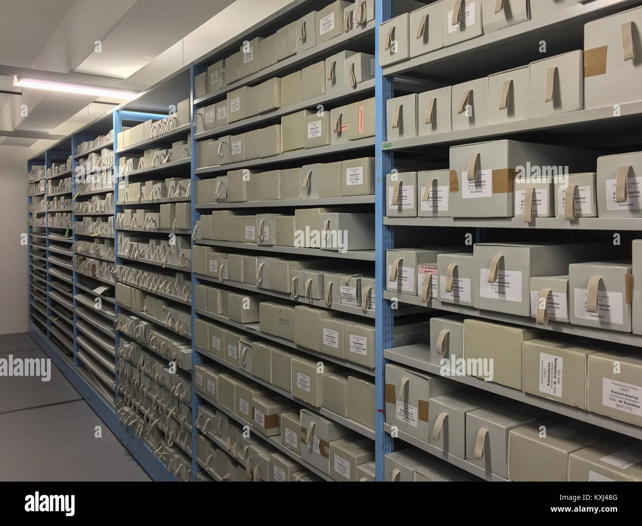 La fotografia mostra gli scaffali dei documenti nell'Archivio di Stato sassone di Dresda, Germania, illustrando i sistemi di archiviazione e la gestione dei documenti del patrimonio in un importante archivio regionale. Foto Stock