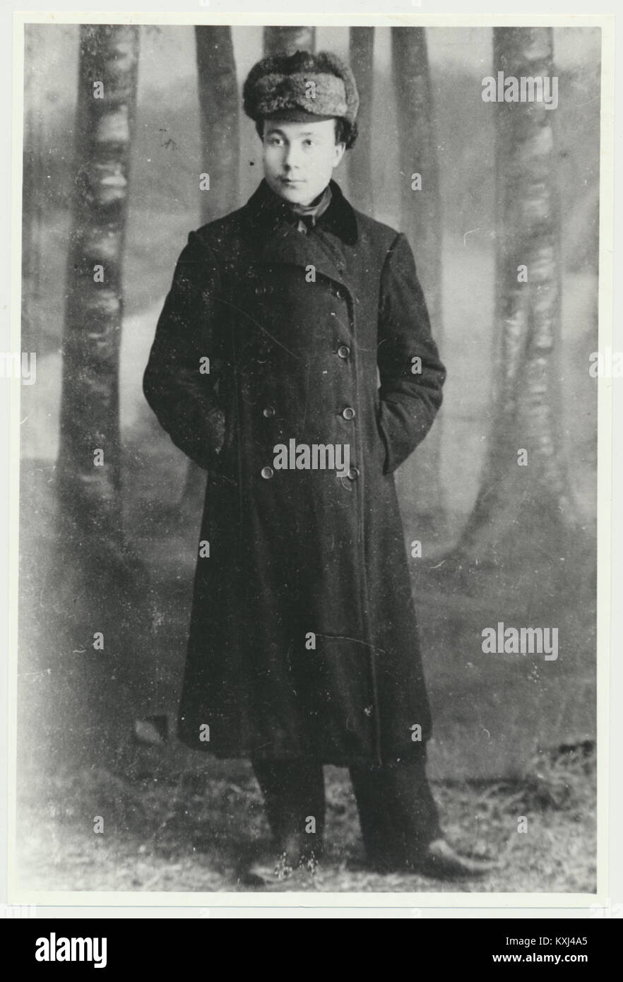 Fotografia di Anton Irv nel suo ruolo di insegnante scolastico, che documenta il suo ambiente professionale e il suo contesto educativo. Foto Stock