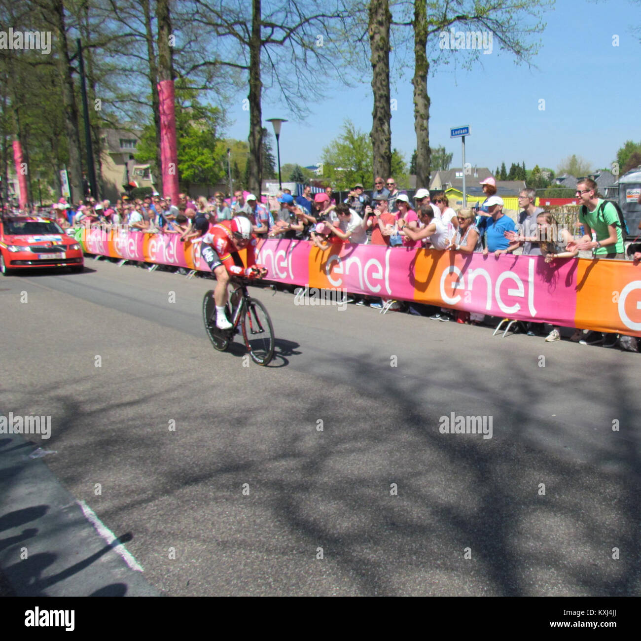 André Greipel ha vinto la prima tappa del giro d'Italia 2016, una gara ciclistica professionistica, su un percorso pianeggiante adatto ai velocisti, dimostrando velocità e prestazioni competitive. Foto Stock