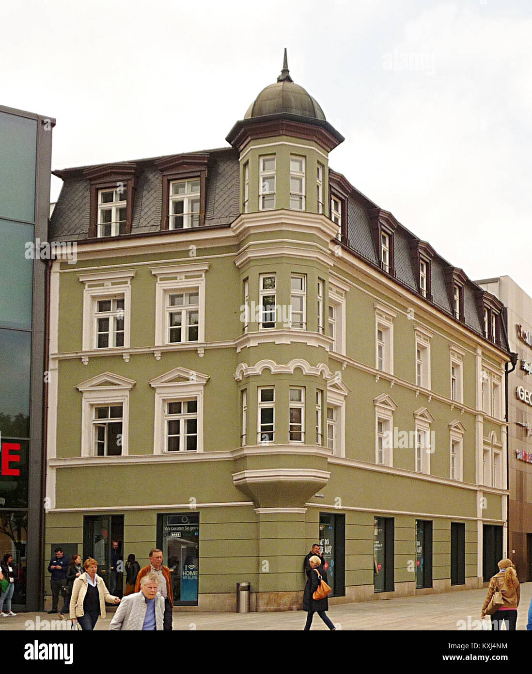 Una vista di Bahnhofstraße 1 a Passau, Germania, che mette in evidenza la struttura urbana, gli edifici e le caratteristiche architettoniche della strada nel centro della città Foto Stock