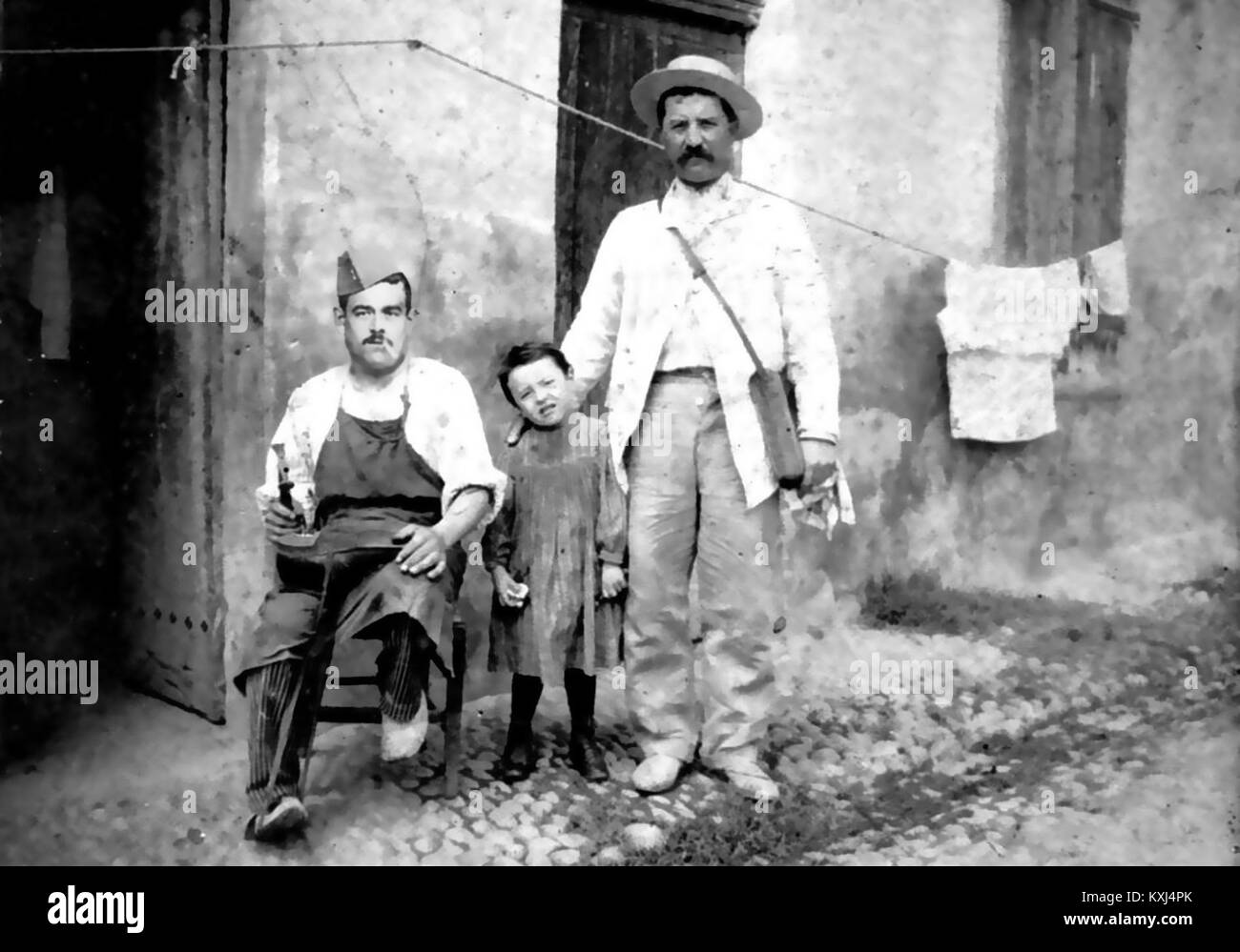 Una pubblicità storica per l'Apt Auguste Courveille, maestro calzolaio di Rue Saint-Pierre, che mette in evidenza la sua maestria artigianale, le calzature in pelle fatte a mano e il lavoro artigianale dei primi anni del XX secolo. Foto Stock