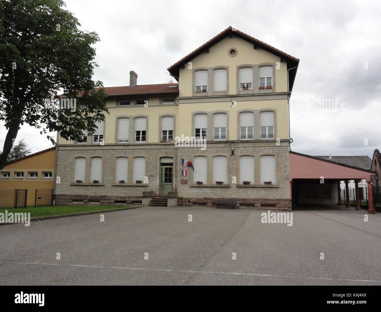 La fotografia mostra l'edificio scolastico nel comune di Avricourt nel dipartimento della Mosella nel nord-est della Francia, evidenziando il suo ruolo nell'educazione locale e nell'architettura storica della città durante i primi anni del XX secolo. Foto Stock