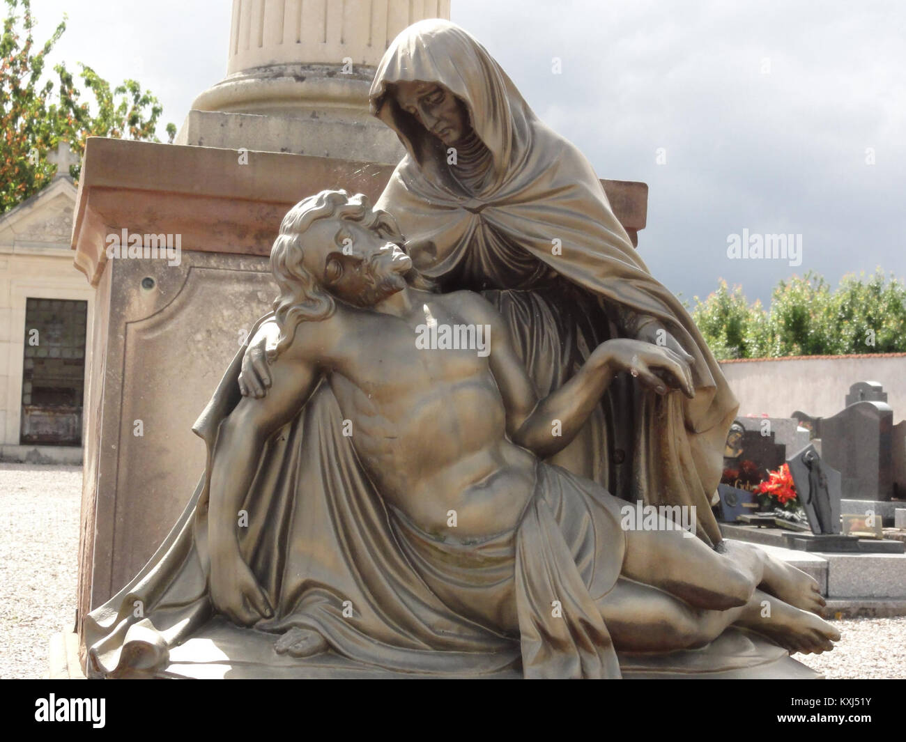 Questa immagine mostra una croce di cimitero proveniente da Anthelupt, Francia, che mette in risalto l'artigianato dettagliato e il design tradizionale tipico dell'arte funeraria della regione. Foto Stock