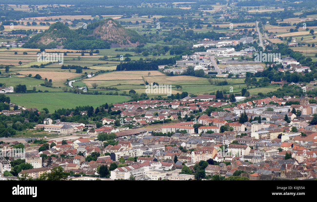 La miniera di Télots nei pressi di Autun, in Francia, era una miniera di scisto bituminoso attiva dal 1865 al 1957, nota per l'estrazione di scisto bituminoso e per il contributo all'industria locale, conservando ora i resti industriali nel paesaggio. Foto Stock