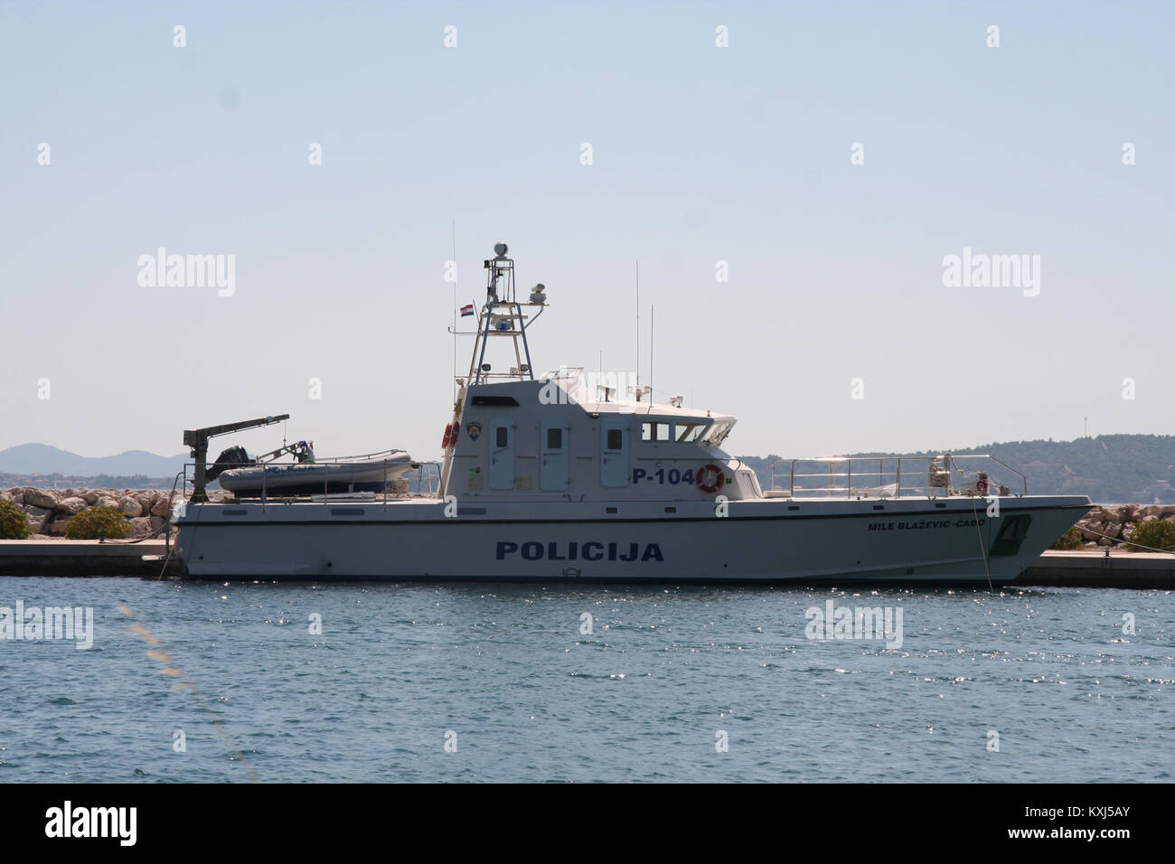 La nave della polizia croata a Sukošan è una nave di pattuglia utilizzata per le forze dell'ordine marittime lungo la costa croata. Supporta le operazioni di polizia, sorveglianza e pubblica sicurezza. Foto Stock