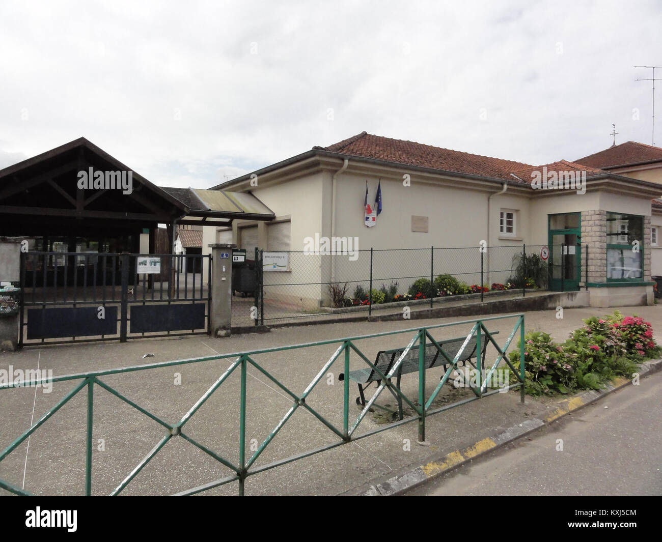 Una fotografia della scuola e della biblioteca di Beurey-sur-Saulx, Mosa, Francia, che mostra l'architettura dell'edificio e la funzione educativa. Foto Stock