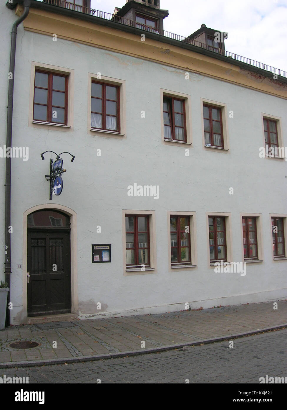 Una fotografia dell'ingresso di Am Graben 21 a Eichstätt, Germania, con Stolpersteine (pietre inciampanti), che sono memoriali per le vittime dell'Olocausto. Queste pietre commemorano gli individui che furono deportati o uccisi durante la seconda guerra mondiale Foto Stock