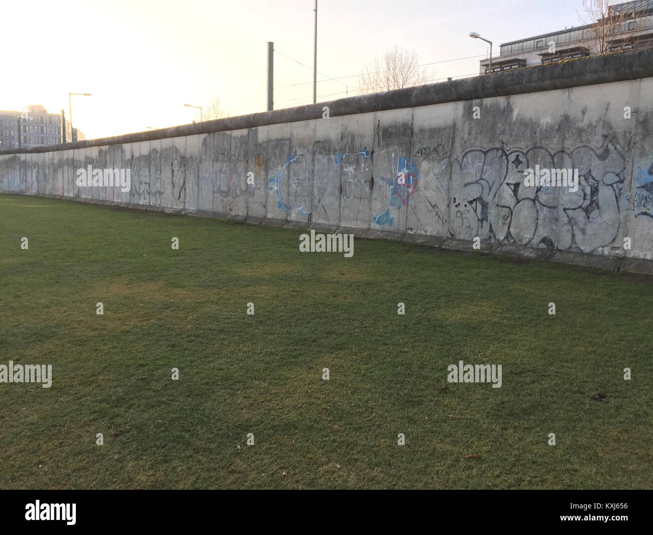 Fotografia del Memoriale del muro di Berlino su Bernauer Straße, Germania, che documenta una sezione conservata del muro e la sua interpretazione storica della città divisa. Foto Stock