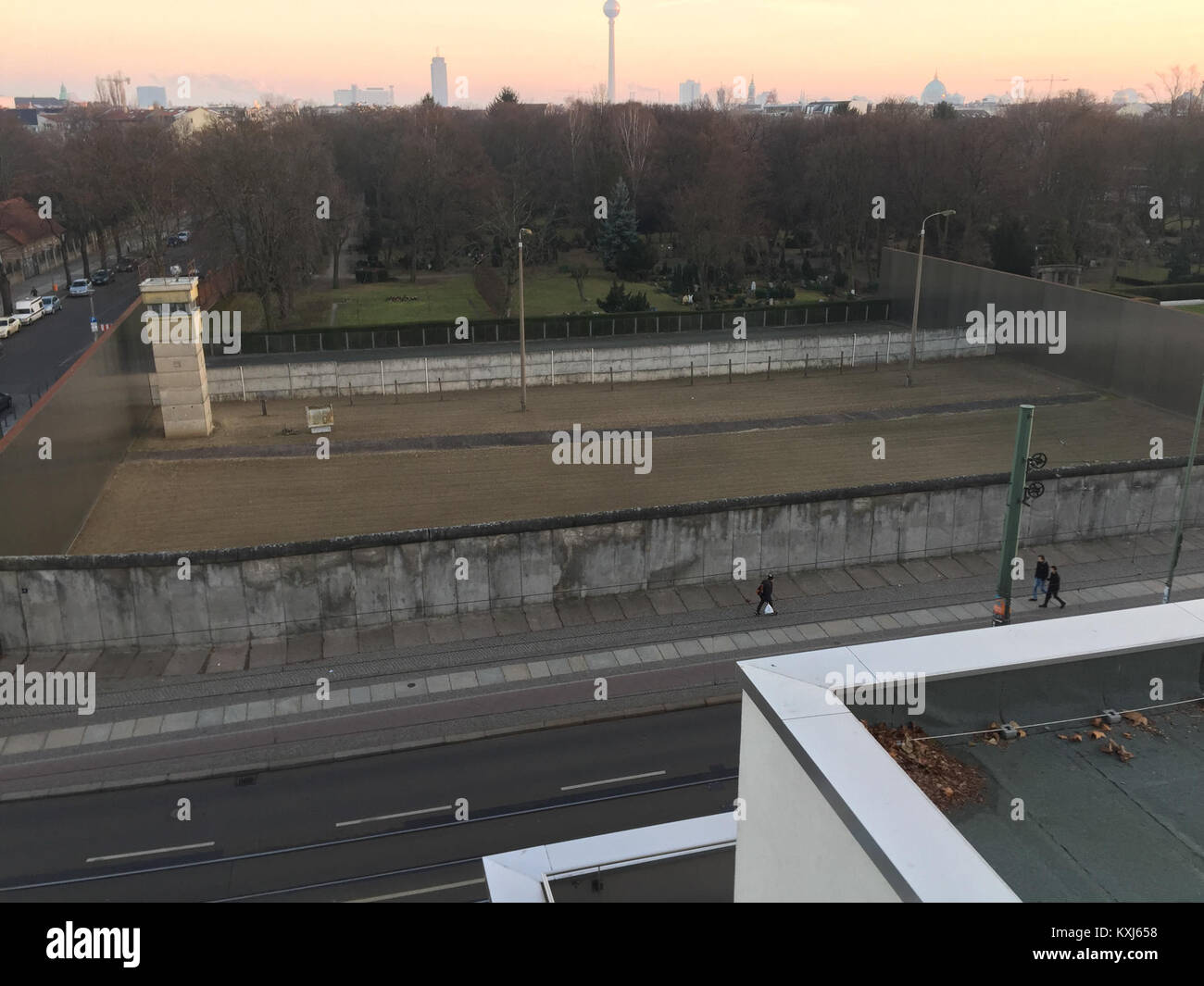 Il Memoriale del muro di Berlino a Bernauer Straße, Berlino, Germania, commemora la divisione della città durante la Guerra fredda, con segmenti murali conservati, torri di guardia e mostre storiche. Foto Stock