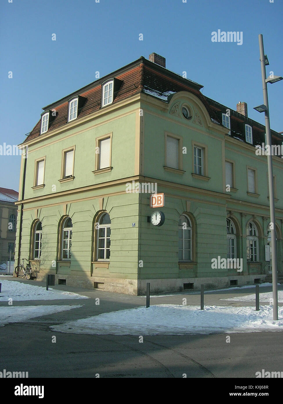 La fotografia mostra Bahnhofplatz 17 a Eichstätt, in Germania, evidenziando la piazza, gli edifici circostanti e il paesaggio urbano all'interno del centro storico della città. Foto Stock