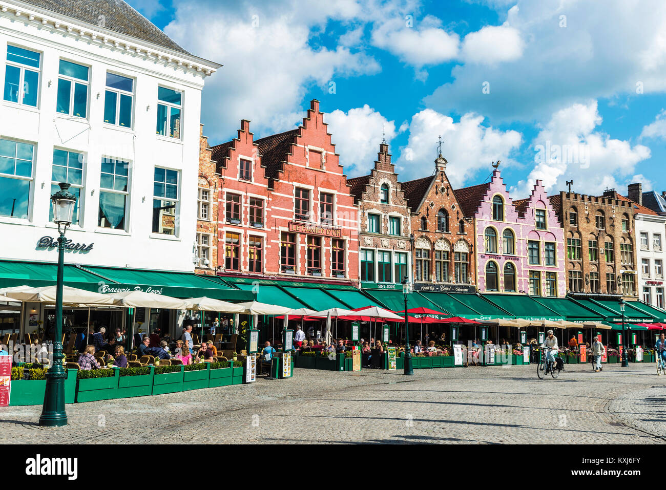 Bruges, Belgio - 31 agosto 2017: il vecchio colorate case tradizionali in Grote Markt ('Mercato Square') con la gente in giro per il centro storico di Foto Stock