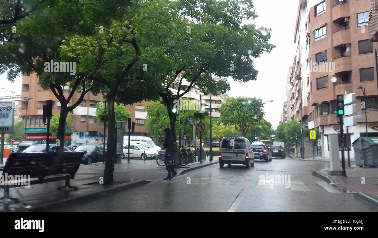 Questa fotografia cattura l'intersezione tra Avenida Isabel la Católica, Plaza de Isabel II e Avenida Ramón Menéndez Pidal ad Albacete, Spagna, mostrando il layout urbano e l'architettura della città. Foto Stock